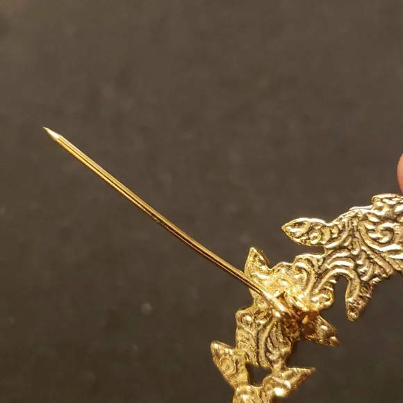 Gold-Tone Pink Porcelain Rose Wreath Brooch. - Picture 5 of 8